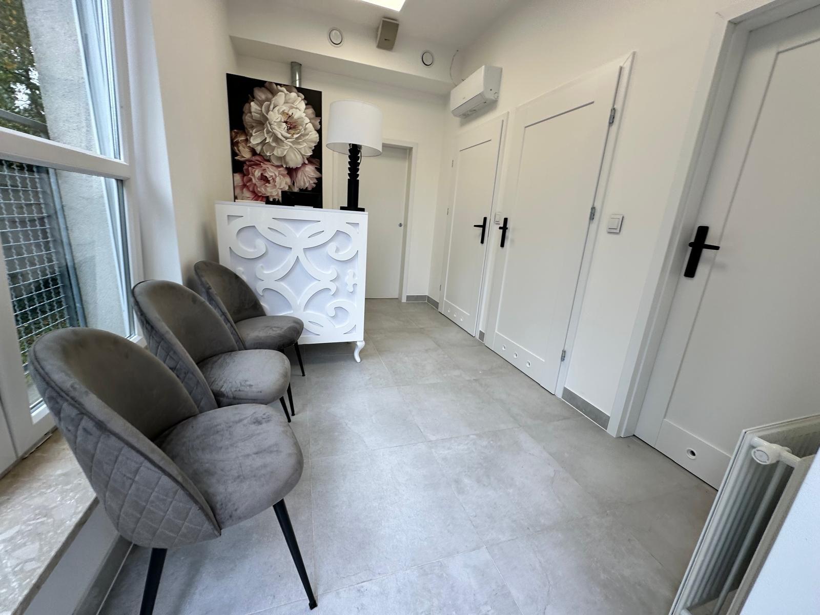 Poczekalnia i wnętrze gabinetu Stomatologia Długa 8